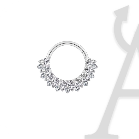 Argola clicker com leque de zircónias em gota em titânio prateado