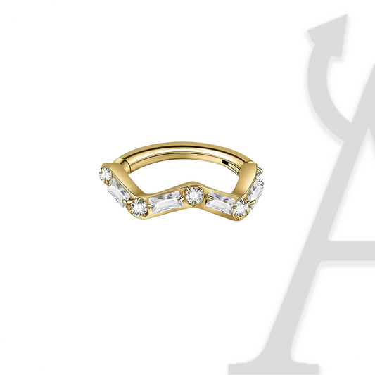 Argola clicker em onda com zircónias baguete em titânio dourado